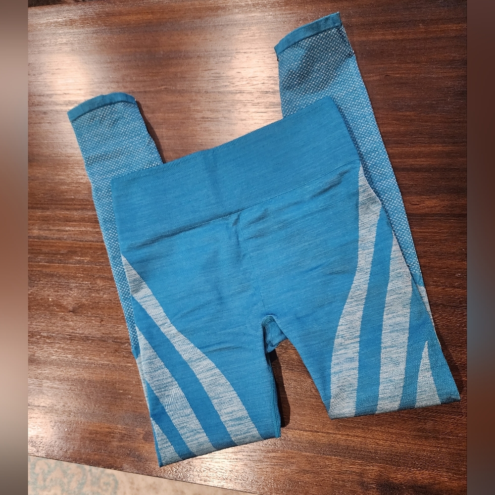 NWOT Fabletics Seamless M Reversable leggings